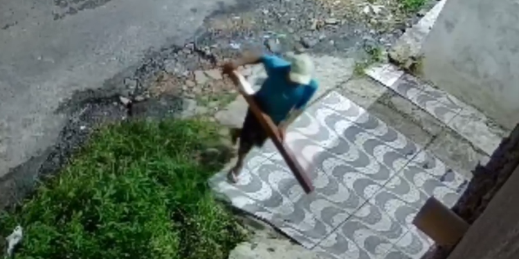 Vídeo: polícia procura homem suspeito de furtar hidrômetro no bairro Coroado