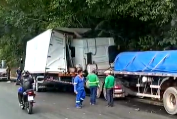 Vídeo: carreta desgovernada perde freios e causa tripla colisão na avenida do Turismo