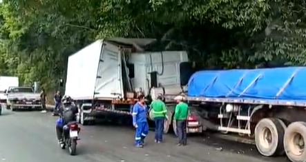 Vídeo: carreta desgovernada perde freios e causa tripla colisão na avenida do Turismo