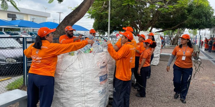 A campanha de arrecadação de garrafas PET, promovida pela Prefeitura de Manaus, por meio da Secretaria Municipal de Limpeza Urbana (Semulsp), tem transformado hábitos e mobilizado diferentes setores da sociedade.