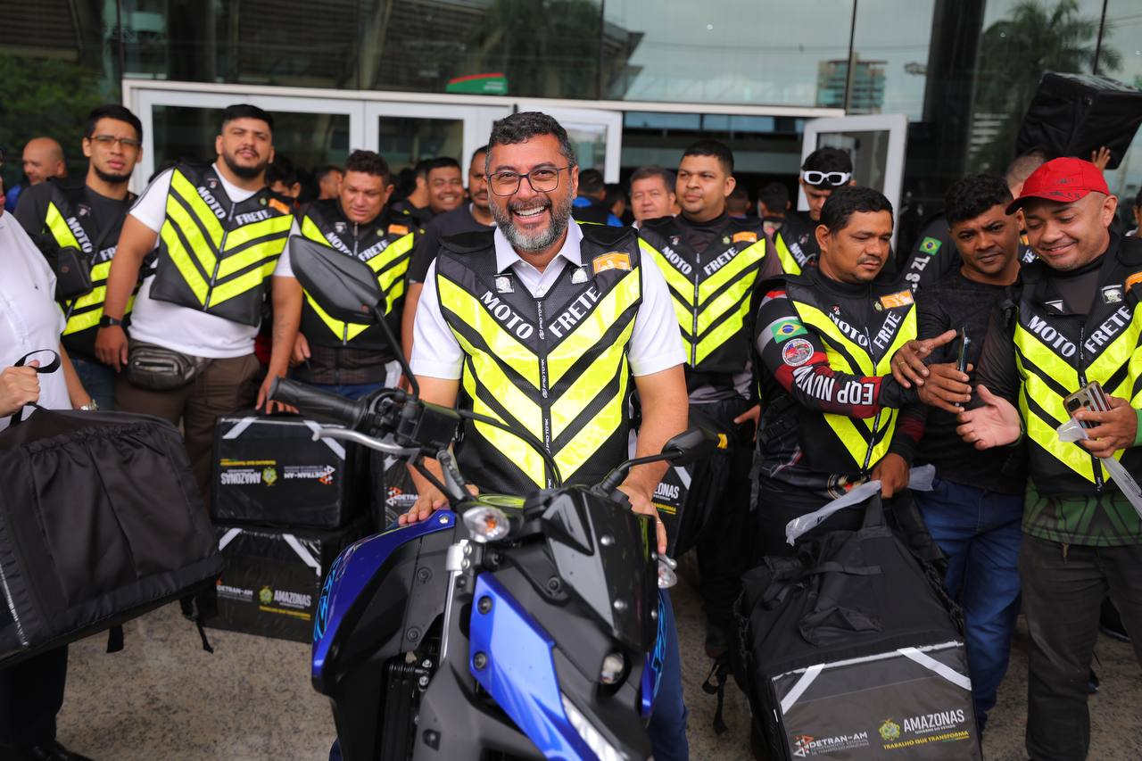 Governador Wilson Lima entrega kits de segurança para motofretistas e lança plataforma de cursos de trânsito EaD