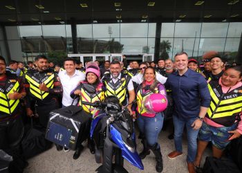 Governo do Amazonas entrega kits de segurança para motofretistas e lança plataforma de cursos de trânsito EaD