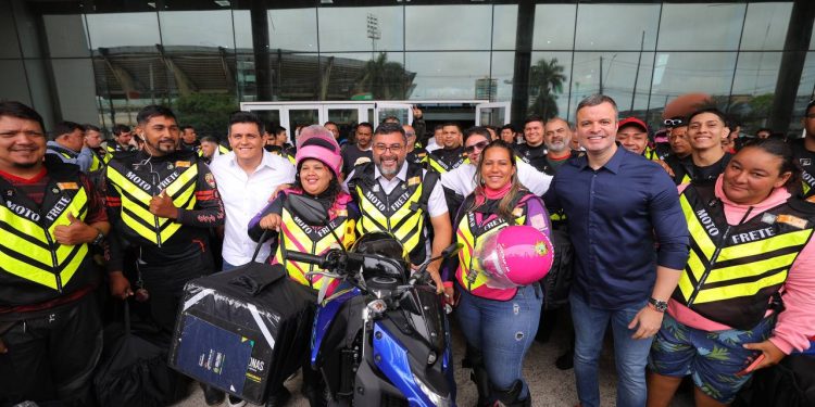 Governo do Amazonas entrega kits de segurança para motofretistas e lança plataforma de cursos de trânsito EaD