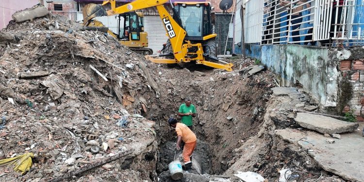 Prefeitura de Manaus reconstrói rede de drenagem no Japiim e reforça apelo contra descarte irregular de lixo