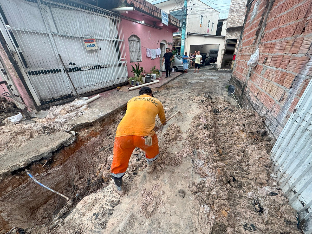 Prefeitura reconstrói rede de drenagem no Japiim e reforça apelo contra descarte irregular de lixo