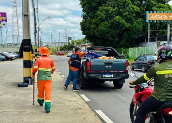 Prefeitura de Manaus realiza nova ação para remover faixas, banners e cartazes instalados em locais proibidos