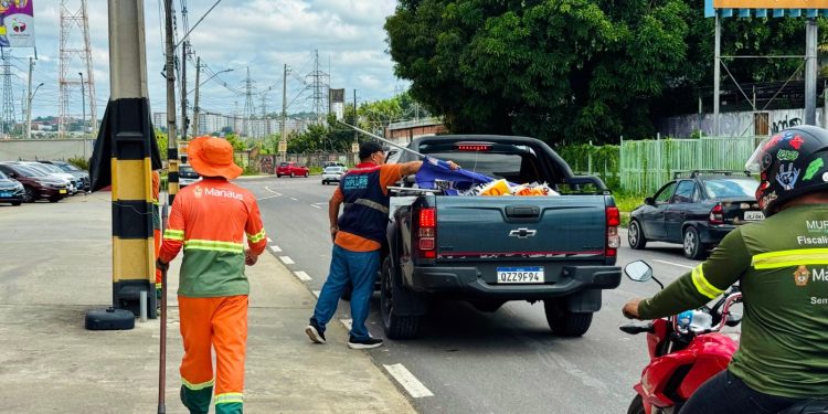Prefeitura de Manaus realiza nova ação para remover faixas, banners e cartazes instalados em locais proibidos
