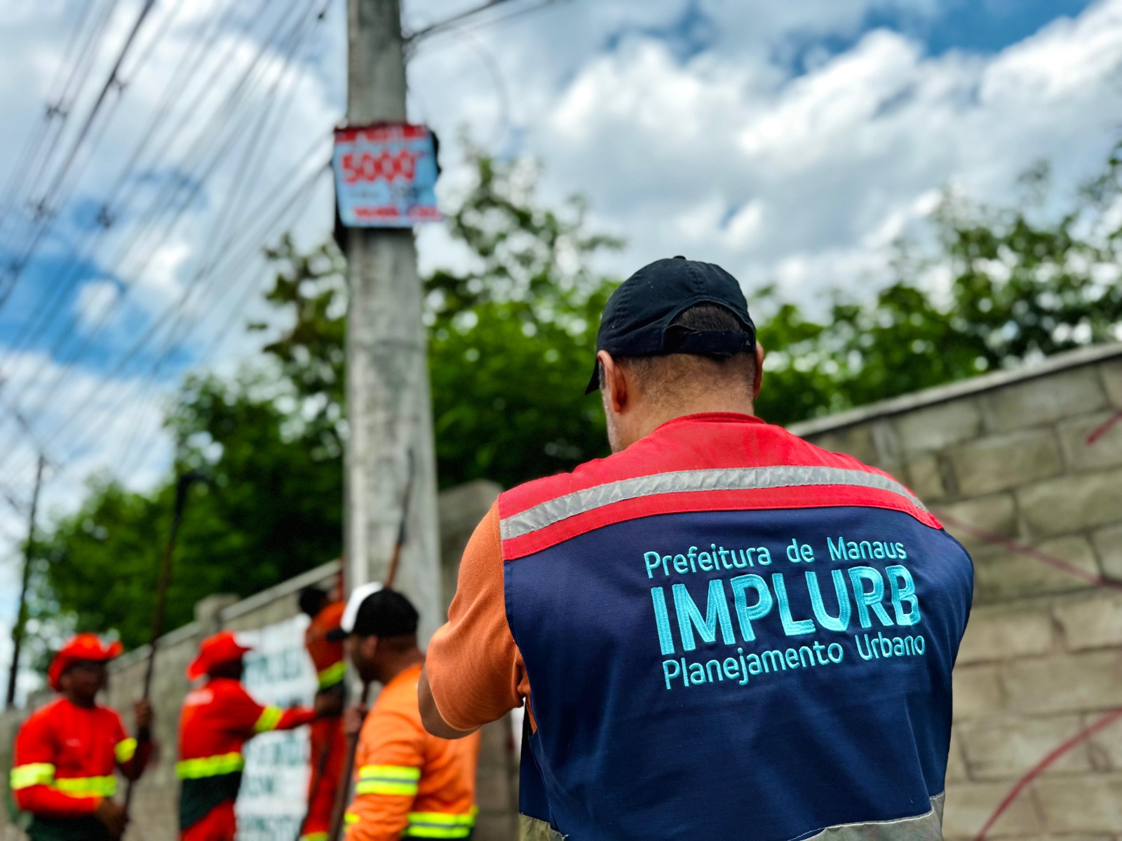 Prefeitura de Manaus realiza nova ação para remover faixas, banners e cartazes instalados em locais proibidos