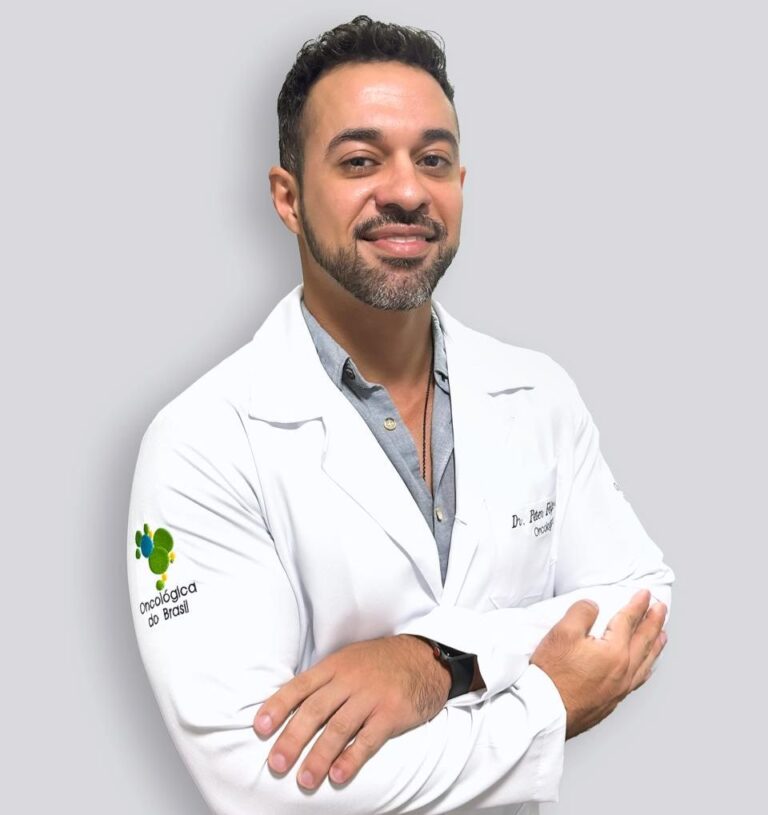 Mitos e verdades: apenas 29% das brasileiras têm conhecimento adequado sobre câncer de mamaO oncologista Dr. Peter Silva destaca desinformação, mitos e direitos das pacientes, reforçando a importância da detecção precoce.
O câncer de mama segue como o tipo mais frequente e letal entre mulheres no Brasil, segundo o Instituto Nacional do Câncer (INCA). Apesar disso, apenas 29% das brasileiras, principalmente acima dos 40 anos, afirmam ter informações suficientes para orientar sua prevenção e acompanhamento, aponta o Índice de Conscientização sobre o Câncer de Mama 2025.
Para o oncologista Dr. Peter Silva, da Oncológica do Brasil, os números evidenciam a urgência de campanhas educativas mais efetivas e de um debate sobre desinformação:
“Muitas mulheres ainda se baseiam em crenças antigas, repassadas de geração em geração. O problema é que, enquanto acreditam em mitos, deixam de adotar hábitos de prevenção comprovadamente eficazes.”
Desinformação e lacunas no conhecimento
O levantamento revela que quatro em cada dez mulheres não adotam práticas para reduzir o risco da doença, enquanto 37% identificam apenas o nódulo na mama como sinal de alerta. Além disso, 21% acreditam que o autoexame é a principal forma de detecção, quando a mamografia é o exame indicado por entidades médicas.
O desconhecimento se estende a direitos e fatores de risco. Noventa e cinco por cento das entrevistadas não conhecem a Lei dos 30 Dias, que garante a entrega de resultados de exames suspeitos em até um mês. O oncologista destaca: “A Lei dos 30 Dias garante rapidez na entrega de resultados suspeitos, mas o desconhecimento é enorme. Informar as mulheres sobre seus direitos é tão importante quanto desmistificar mitos sobre a doença.”
Outros desconhecimentos incluem: 68% ignoram que histórico familiar/genético aumenta o risco; 79% não sabem que o diagnóstico precisa ser confirmado por biópsia; 86% desconhecem que é possível realizar mamografia pelo SUS mesmo fora da faixa etária recomendada, caso haja indicação médica.
Fatores de risco reais e hábitos de prevenção
Segundo o INCA, apenas 10% dos casos de câncer de mama são hereditários. O restante está ligado a fatores comportamentais e hormonais, como obesidade, sedentarismo, consumo de álcool, uso prolongado de hormônios e idade acima de 50 anos. Pesquisas complementares, como levantamento da Oncoguia/Ipec, mostram que mais da metade das mulheres ainda acredita em mitos, incluindo ideias equivocadas sobre sutiãs, trauma na mama ou substituição da mamografia pelo autoexame.
O especialista desmistifica alguns mitos: “O estilo de vida tem impacto direto na saúde das mamas. Manter uma alimentação equilibrada, praticar atividade física regularmente e realizar os exames de rotina são atitudes que reduzem o risco da doença e aumentam as chances de um diagnóstico precoce.”
Oncológica do Brasil – Outubro Rosa
Dentro da campanha “Abrace sua força e a prevenção”, a Oncológica do Brasil reforça o compromisso com a saúde da mulher neste Outubro Rosa. Criada para oferecer atendimento de excelência às pessoas com câncer, a clínica se consolidou como referência regional no diagnóstico e tratamento da doença em todas as suas fases.