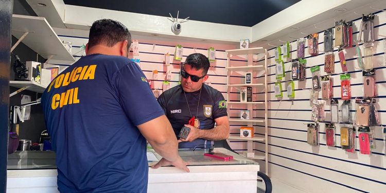 Recuperafone: Prende três pessoas por receptação qualificada e vistoria 11 lojas de assistência técnica