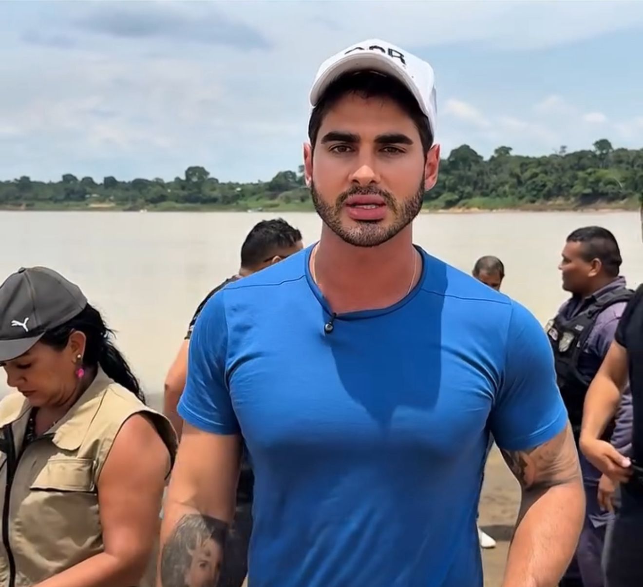 Em Borba, no interior do Amazonas, fumaça cobre o céu após possível crime ambientalO ativista ambiental Matheus Garcia, coordenador do Projeto Galho Forte e diretor de Inovação e Sustentabilidade da GBR Componentes da Amazônia, denunciou nesta quinta-feira (30/10) uma queimada de grandes proporções registrada na Fazenda Guajara, conhecida como “Fazenda Brasília”, na zona rural do município de Borba, interior do Amazonas. O incêndio devastou cerca de 1.500 hectares, o equivalente a 180 Arenas da Amazônia, e deixou a cidade coberta por uma densa camada de fumaça. A poluição atmosférica também atingiu Manaus, que amanheceu sob forte neblina. De acordo com Matheus, que esteve no local, a situação é mais um reflexo da falta de controle e fiscalização ambiental no estado. “O que aconteceu em Borba é mais um retrato doloroso da falta de responsabilidade ambiental que ainda persiste no Amazonas. Estamos falando de uma queimada ilegal que devastou uma área equivalente a 180 Arenas da Amazônia e que não pode ser tratada como um simples descuido. É crime ambiental e precisa ser investigado e punido com rigor. Cada hectare queimado representa a perda de vidas, de biodiversidade e de equilíbrio climático. Denunciar e cobrar responsabilidade é um dever de todos: sociedade, autoridades e iniciativa privada. Eu acredito que só com consciência coletiva e ação firme vamos conseguir proteger o que ainda resta da nossa floresta e garantir um futuro sustentável para as próximas gerações”, afirmou. O Projeto Galho Forte, idealizado pelo deputado federal Amom Mandel (Cidadania-AM), que também esteve presente na região das queimadas, acompanha o caso e defende uma resposta imediata das autoridades. O movimento atua na promoção de mutirões de limpeza, ações de conscientização e combate ao descarte irregular de resíduos, sempre alinhado aos Objetivos de Desenvolvimento Sustentável (ODS) da ONU, especialmente o ODS 13 (Ação Contra a Mudança Global do Clima) e o ODS 15 (Vida Terrestre). Para Matheus, episódios como o de Borba reforçam a necessidade de políticas públicas que unam desenvolvimento econômico e responsabilidade ambiental. “A Amazônia não pode continuar pagando o preço da omissão. O que está em jogo não é só a floresta, é o futuro de quem vive nela”, completou.