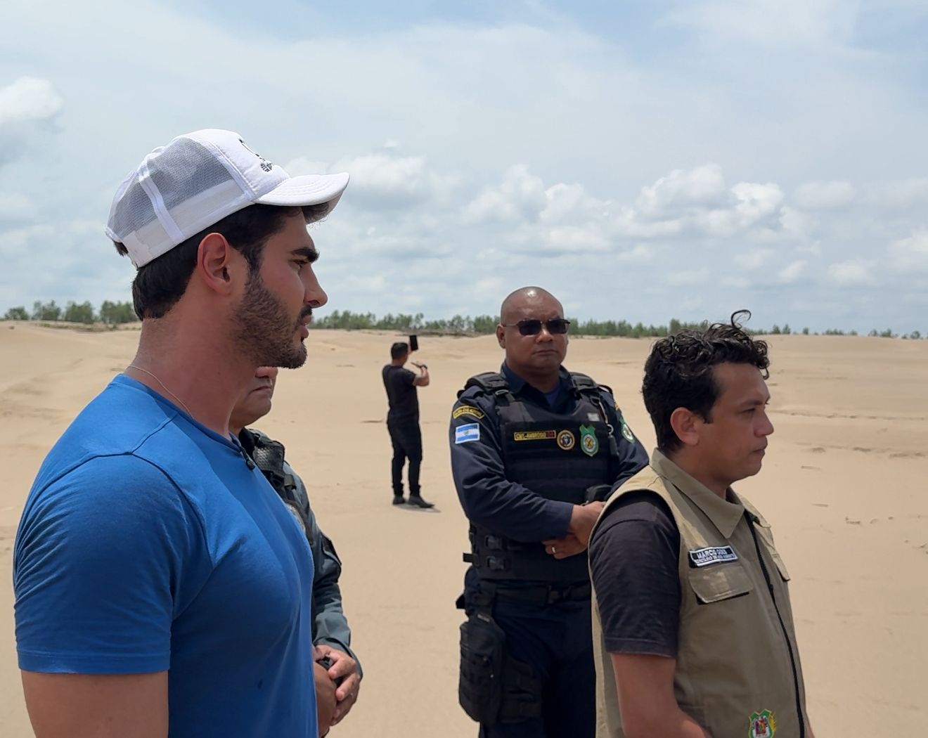 Em Borba, no interior do Amazonas, fumaça cobre o céu após possível crime ambientalO ativista ambiental Matheus Garcia, coordenador do Projeto Galho Forte e diretor de Inovação e Sustentabilidade da GBR Componentes da Amazônia, denunciou nesta quinta-feira (30/10) uma queimada de grandes proporções registrada na Fazenda Guajara, conhecida como “Fazenda Brasília”, na zona rural do município de Borba, interior do Amazonas. O incêndio devastou cerca de 1.500 hectares, o equivalente a 180 Arenas da Amazônia, e deixou a cidade coberta por uma densa camada de fumaça. A poluição atmosférica também atingiu Manaus, que amanheceu sob forte neblina. De acordo com Matheus, que esteve no local, a situação é mais um reflexo da falta de controle e fiscalização ambiental no estado. “O que aconteceu em Borba é mais um retrato doloroso da falta de responsabilidade ambiental que ainda persiste no Amazonas. Estamos falando de uma queimada ilegal que devastou uma área equivalente a 180 Arenas da Amazônia e que não pode ser tratada como um simples descuido. É crime ambiental e precisa ser investigado e punido com rigor. Cada hectare queimado representa a perda de vidas, de biodiversidade e de equilíbrio climático. Denunciar e cobrar responsabilidade é um dever de todos: sociedade, autoridades e iniciativa privada. Eu acredito que só com consciência coletiva e ação firme vamos conseguir proteger o que ainda resta da nossa floresta e garantir um futuro sustentável para as próximas gerações”, afirmou. O Projeto Galho Forte, idealizado pelo deputado federal Amom Mandel (Cidadania-AM), que também esteve presente na região das queimadas, acompanha o caso e defende uma resposta imediata das autoridades. O movimento atua na promoção de mutirões de limpeza, ações de conscientização e combate ao descarte irregular de resíduos, sempre alinhado aos Objetivos de Desenvolvimento Sustentável (ODS) da ONU, especialmente o ODS 13 (Ação Contra a Mudança Global do Clima) e o ODS 15 (Vida Terrestre). Para Matheus, episódios como o de Borba reforçam a necessidade de políticas públicas que unam desenvolvimento econômico e responsabilidade ambiental. “A Amazônia não pode continuar pagando o preço da omissão. O que está em jogo não é só a floresta, é o futuro de quem vive nela”, completou.