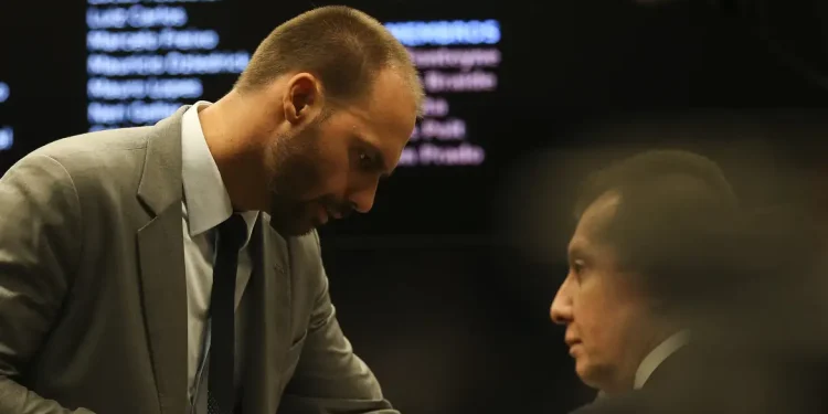 Moraes manda DPU assumir a defesa de Eduardo Bolsonaro no STF