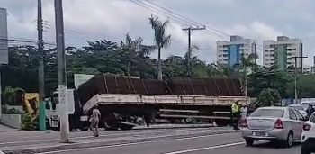 Vídeos: carreta tomba e causa congestionamento na avenida Constantino Nery