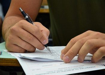 Amazonas Lidera Abstenção no CNU 2025 com 51,2%; Falta de Luz Atrasou Prova em Manaus Estado registrou o maior índice de ausência do país na segunda edição do Concurso Nacional Unificado, mas o número de faltosos diminuiu em comparação à primeira edição. Candidatos afetados pela intercorrência elétrica tiveram tempo adicional de prova. O estado do Amazonas registrou o maior índice de abstenção no Concurso Público Nacional Unificado (CPNU) 2025, atingindo 51,2% de ausência. Os dados preliminares foram divulgados pelo Ministério da Gestão e da Inovação em Serviços Públicos (MGI) na noite de domingo (5). Apesar de ter a maior taxa de abstenção do país, o número de candidatos que compareceram no Amazonas superou o da edição anterior do CNU, que havia registrado 56,88% de ausência. Nacionalmente, a abstenção geral no certame foi de 42,8%, o que significa que cerca de 60% dos 761.545 inscritos realizaram a prova. Em contrapartida, o Distrito Federal registrou a menor taxa de abstenção do país, com 30,8%. Intercorrências em Manaus A aplicação das provas do CNU 2025, realizadas simultaneamente em 228 cidades de todo o Brasil, foi marcada por incidentes pontuais na capital amazonense. Em Manaus, a falta de luz afetou a realização das provas em uma escola, conforme divulgado pelo MGI. De acordo com a pasta, a intercorrência causou um atraso no início do certame para os candidatos no local. O problema elétrico atingiu 436 candidatos inscritos naquela escola. Para garantir a igualdade de condições, foi concedido a esses participantes tempo adicional de 1 hora e 31 minutos para finalizarem o exame. A ocorrência foi tratada pelo governo federal como uma "exceção", visto que a chegada dos candidatos ocorreu "sem intercorrências em todo o Brasil". A Amazonas Energia foi acionada rapidamente para resolver a situação. Embora a empresa tivesse informado previamente sobre obras de manutenção em cinco regiões da capital, a ligação da ação à falta de luz no local de prova não foi confirmada. Outro fator climático que influenciou a logística em Manaus foi a chuva, que fez com que os portões fossem abertos com antecedência em um local de prova, a Universidade Nilton Lins. Aplicação e Vagas no Amazonas No Amazonas, as provas foram aplicadas no domingo (5) em nove cidades: Manaus, Parintins, Tefé, Tabatinga, Humaitá, Itacoatiara, Coari, Lábrea e Manacapuru. Os candidatos no estado concorrem a 39 vagas, com remunerações que podem chegar a R$ 8 mil. Somente na capital, Manaus, 7.716 pessoas realizaram o exame, tendo a Universidade Nilton Lins como principal ponto de aplicação. O CNU 2025, em sua segunda edição, oferece um total de 3.652 vagas, distribuídas em 32 órgãos públicos, sendo 2.480 imediatas. As mulheres representaram 60% das pessoas inscritas e são maioria em todas as regiões do país. A primeira fase do certame é composta por provas objetivas de múltipla escolha: 90 perguntas para o nível superior e 68 para o nível intermediário. Os candidatos habilitados nesta etapa serão convocados para a realização da prova discursiva, marcada para 7 de dezembro. O resultado final do concurso está previsto para ser divulgado em 2026.