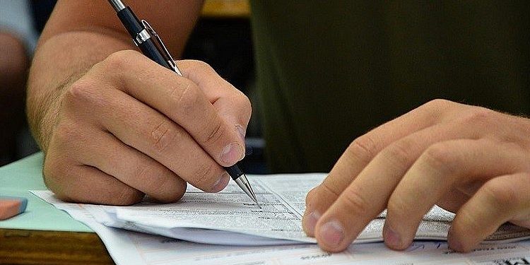 Amazonas Lidera Abstenção no CNU 2025 com 51,2%; Falta de Luz Atrasou Prova em Manaus Estado registrou o maior índice de ausência do país na segunda edição do Concurso Nacional Unificado, mas o número de faltosos diminuiu em comparação à primeira edição. Candidatos afetados pela intercorrência elétrica tiveram tempo adicional de prova. O estado do Amazonas registrou o maior índice de abstenção no Concurso Público Nacional Unificado (CPNU) 2025, atingindo 51,2% de ausência. Os dados preliminares foram divulgados pelo Ministério da Gestão e da Inovação em Serviços Públicos (MGI) na noite de domingo (5). Apesar de ter a maior taxa de abstenção do país, o número de candidatos que compareceram no Amazonas superou o da edição anterior do CNU, que havia registrado 56,88% de ausência. Nacionalmente, a abstenção geral no certame foi de 42,8%, o que significa que cerca de 60% dos 761.545 inscritos realizaram a prova. Em contrapartida, o Distrito Federal registrou a menor taxa de abstenção do país, com 30,8%. Intercorrências em Manaus A aplicação das provas do CNU 2025, realizadas simultaneamente em 228 cidades de todo o Brasil, foi marcada por incidentes pontuais na capital amazonense. Em Manaus, a falta de luz afetou a realização das provas em uma escola, conforme divulgado pelo MGI. De acordo com a pasta, a intercorrência causou um atraso no início do certame para os candidatos no local. O problema elétrico atingiu 436 candidatos inscritos naquela escola. Para garantir a igualdade de condições, foi concedido a esses participantes tempo adicional de 1 hora e 31 minutos para finalizarem o exame. A ocorrência foi tratada pelo governo federal como uma "exceção", visto que a chegada dos candidatos ocorreu "sem intercorrências em todo o Brasil". A Amazonas Energia foi acionada rapidamente para resolver a situação. Embora a empresa tivesse informado previamente sobre obras de manutenção em cinco regiões da capital, a ligação da ação à falta de luz no local de prova não foi confirmada. Outro fator climático que influenciou a logística em Manaus foi a chuva, que fez com que os portões fossem abertos com antecedência em um local de prova, a Universidade Nilton Lins. Aplicação e Vagas no Amazonas No Amazonas, as provas foram aplicadas no domingo (5) em nove cidades: Manaus, Parintins, Tefé, Tabatinga, Humaitá, Itacoatiara, Coari, Lábrea e Manacapuru. Os candidatos no estado concorrem a 39 vagas, com remunerações que podem chegar a R$ 8 mil. Somente na capital, Manaus, 7.716 pessoas realizaram o exame, tendo a Universidade Nilton Lins como principal ponto de aplicação. O CNU 2025, em sua segunda edição, oferece um total de 3.652 vagas, distribuídas em 32 órgãos públicos, sendo 2.480 imediatas. As mulheres representaram 60% das pessoas inscritas e são maioria em todas as regiões do país. A primeira fase do certame é composta por provas objetivas de múltipla escolha: 90 perguntas para o nível superior e 68 para o nível intermediário. Os candidatos habilitados nesta etapa serão convocados para a realização da prova discursiva, marcada para 7 de dezembro. O resultado final do concurso está previsto para ser divulgado em 2026.