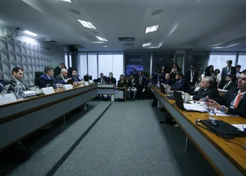 Dino autoriza silêncio de presidente de sindicato na CPMI do INSS