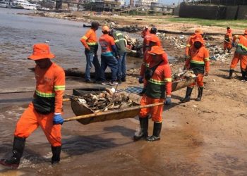 Ação diária de limpeza no rio Negro recolhe mais de 350 toneladas de lixo por mês