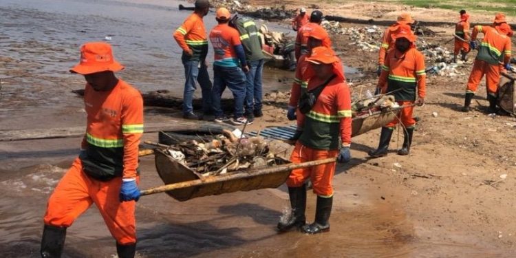 Ação diária de limpeza no rio Negro recolhe mais de 350 toneladas de lixo por mês