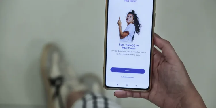 Enem 2025: aplicativo do MEC traz simulados e correção de redações