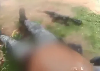 Vídeo: Bodycam registra policial ferido sendo resgatado durante megaoperação no Rio