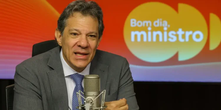 Tarifaço prejudicou mais que beneficiou população dos EUA, diz Haddad
