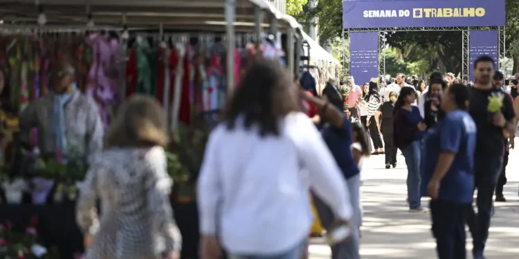 Desemprego no trimestre cai para menor taxa da série histórica