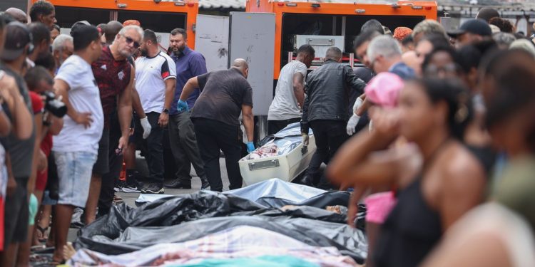 Governo do Rio estima 119 mortes; moradores retiram corpos da mata