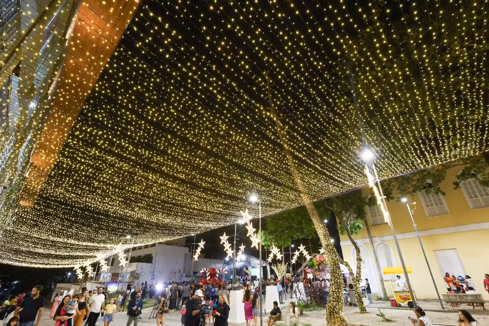Prefeito David Almeida inaugura primeira decoração natalina no mirante Lúcia Almeida e dá início ao “Um Sonho Mágico de Natal”
