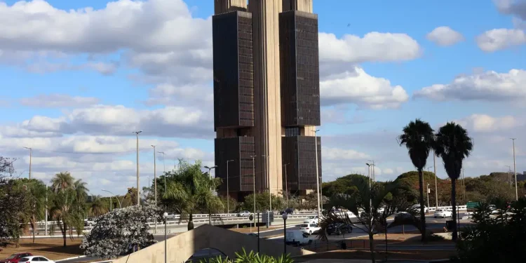 Inflação de 2025 ficará abaixo do teto da meta, em 4,45%