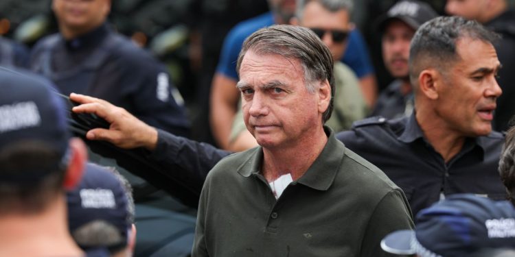 Moraes decide que Bolsonaro continuará preso na superintendência da PF