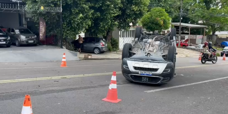 Colisão dupla termina com carro capotado e feridos no bairro Cachoeirinha