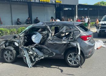 Passageiro morre em acidente entre carro e micro-ônibus na zona norte de Manaus