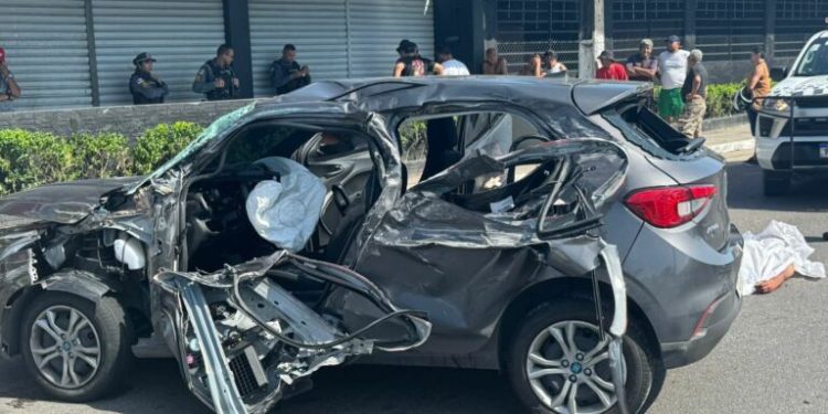 Passageiro morre em acidente entre carro e micro-ônibus na zona norte de Manaus