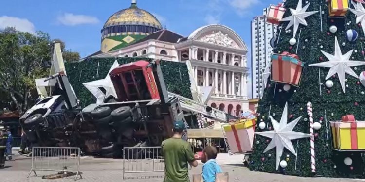 Trabalhador morre após guindaste tombar durante montagem de árvore de Natal em Manaus