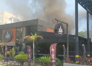 Incêndio de grandes proporções atinge restaurante no bairro Parque Dez