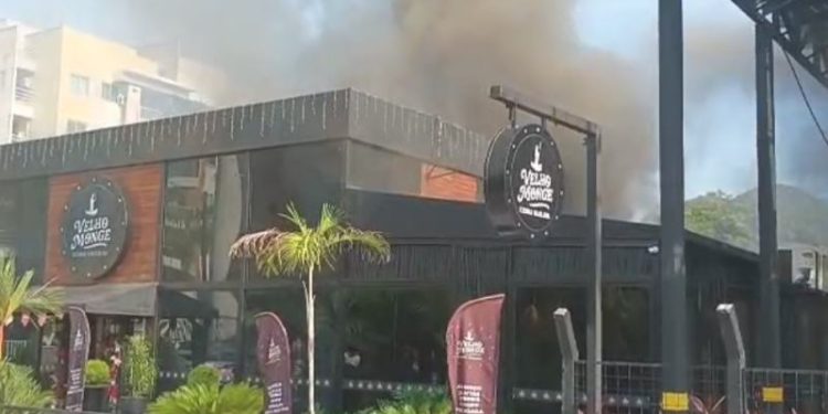 Incêndio atinge cozinha de restaurante no bairro Parque Dez