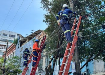 Manaus chega à marca de 7,5 toneladas de cabos removidos de postes no centro histórico