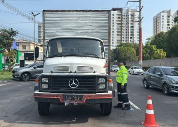 Veículos pesados são fiscalizados na avenida Mário Ypiranga Monteiro