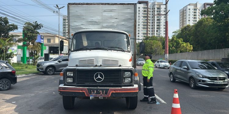 Veículos pesados são fiscalizados na avenida Mário Ypiranga Monteiro