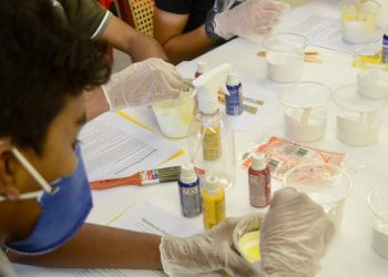 “Ópera nas Escolas” realiza oficina de pintura cênica em Manaus