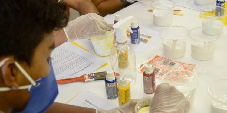 “Ópera nas Escolas” realiza oficina de pintura cênica em Manaus