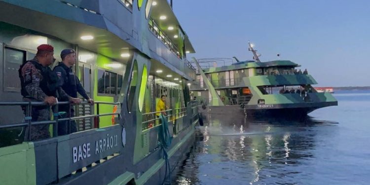 Base Arpão 2: Policiais militares e do Corpo de Bombeiros realizam parto emergencial no interior de uma embarcação
