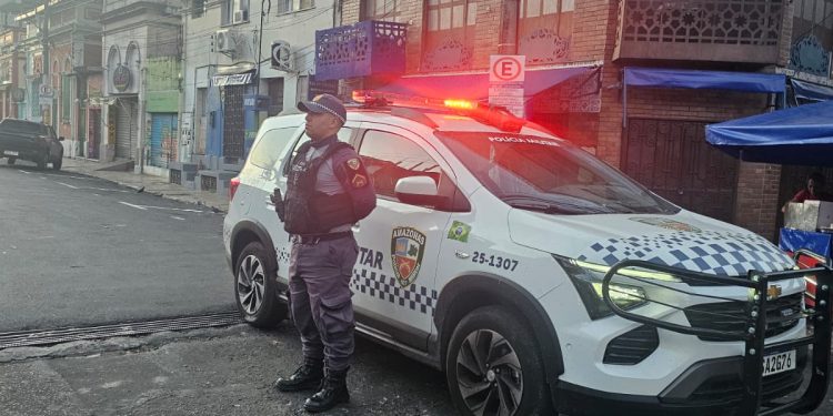 Polícia Militar do Amazonas prende jovem que levava em bolsa 28 cigarros de maconha