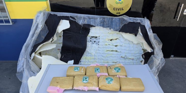 Em Amaturá, Polícia Militar do Amazonas apreende oito quilos de maconha escondidos em colchão de embarcação