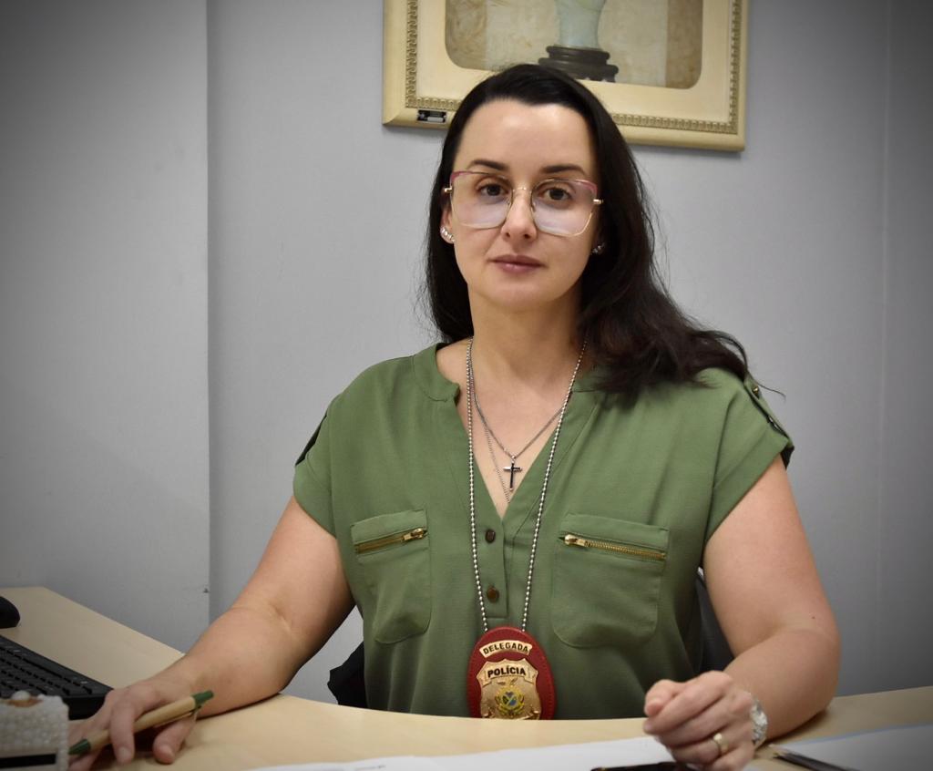 PC-AM identifica mãe e filha que abandonaram caixa com filhotes de cachorro em matagal na zona norte de Manaus