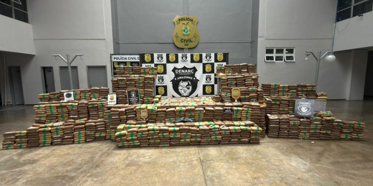 PC-AM apreende mais de uma tonelada de skunk em sítio de Iranduba e prende cinco suspeitos