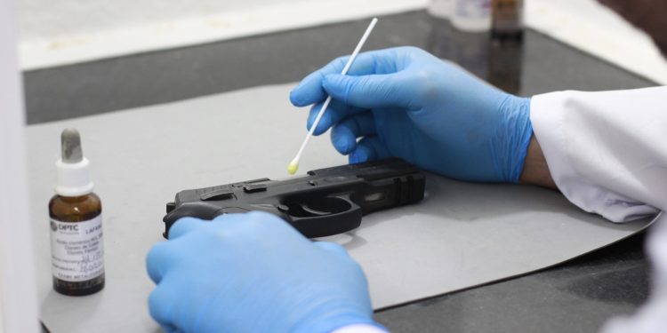 Polícia científica do Amazonas começa a restaurar numeração suprimida de armas de fogo