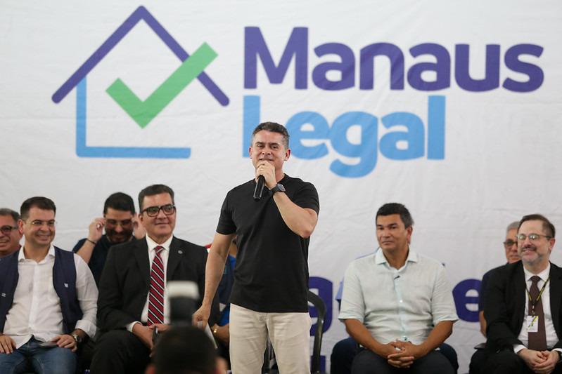 Prefeito David Almeida entrega 400 registros de imóveis e realiza maior avanço histórico na regularização fundiária do Santa Luzia
