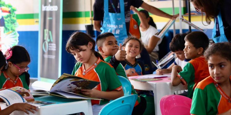 Ópera nas Escolas’ leva o prazer da leitura e da música a estudantes de escolas públicas do Amazonas